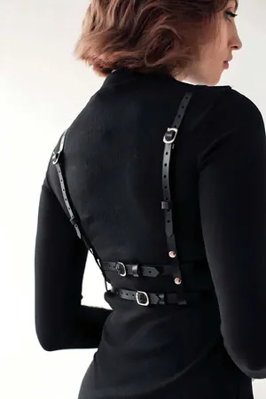 Siyah deri göğüs harness korse aksesuarı, metal halka ve fermuar detaylı