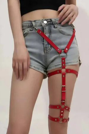 Kırmızı tek bacak jartiyer harness, ayarlanabilir kayışlar ve metal halka detayları