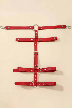 Kırmızı tek bacak jartiyer harness, ayarlanabilir kayışlar ve metal halka detayları