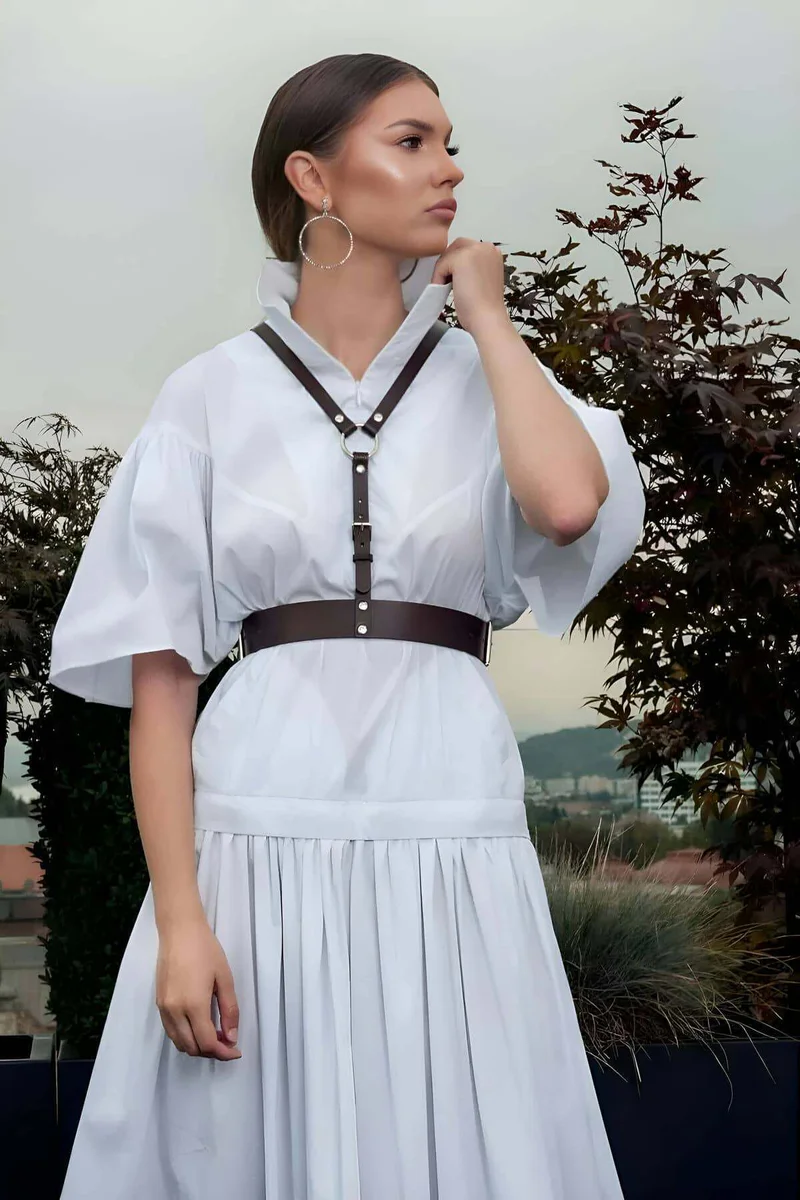 Siyah sentetik deri kadın vücut harness ve bel kemer kombinasyonu, elbise üzerinde model