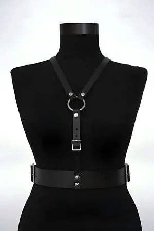 Siyah sentetik deri kadın vücut harness ve bel kemer kombinasyonu, elbise üzerinde model