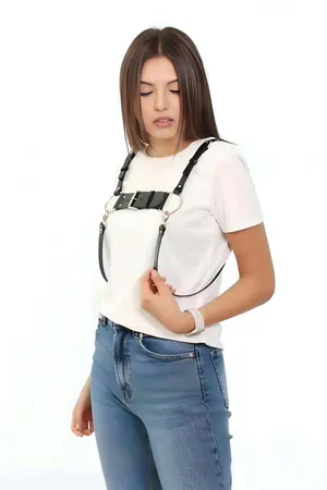 Siyah ayarlanabilir suni deri göğüs tasması, metal toka ve halka detaylı