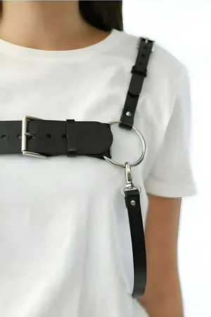 Siyah ayarlanabilir suni deri göğüs tasması, metal toka ve halka detaylı