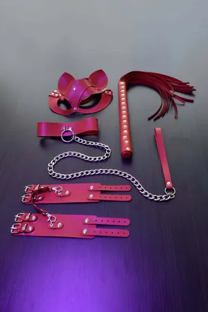 Kırmızı Suni Deri Kedi Maske Kırbaç Kelepçe Tasma Fantezi Set