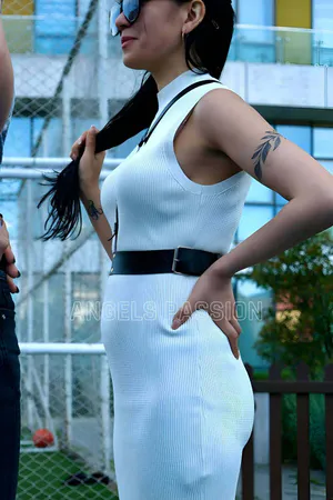 Ayarlanabilir siyah vegan deri kadın vücut harness kemeri, elbise üzerinde.