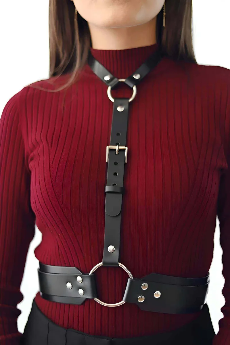 Siyah suni deri festival outfit omuz askıları ve geniş kemer detayları