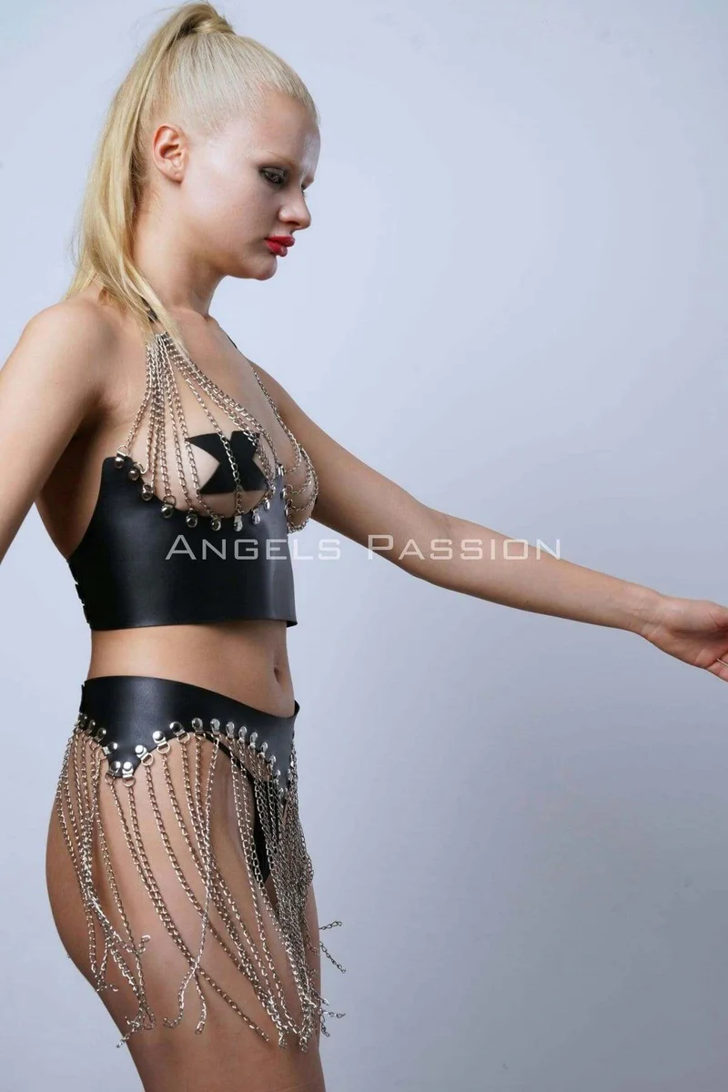 Faux leather festival outfit black, model