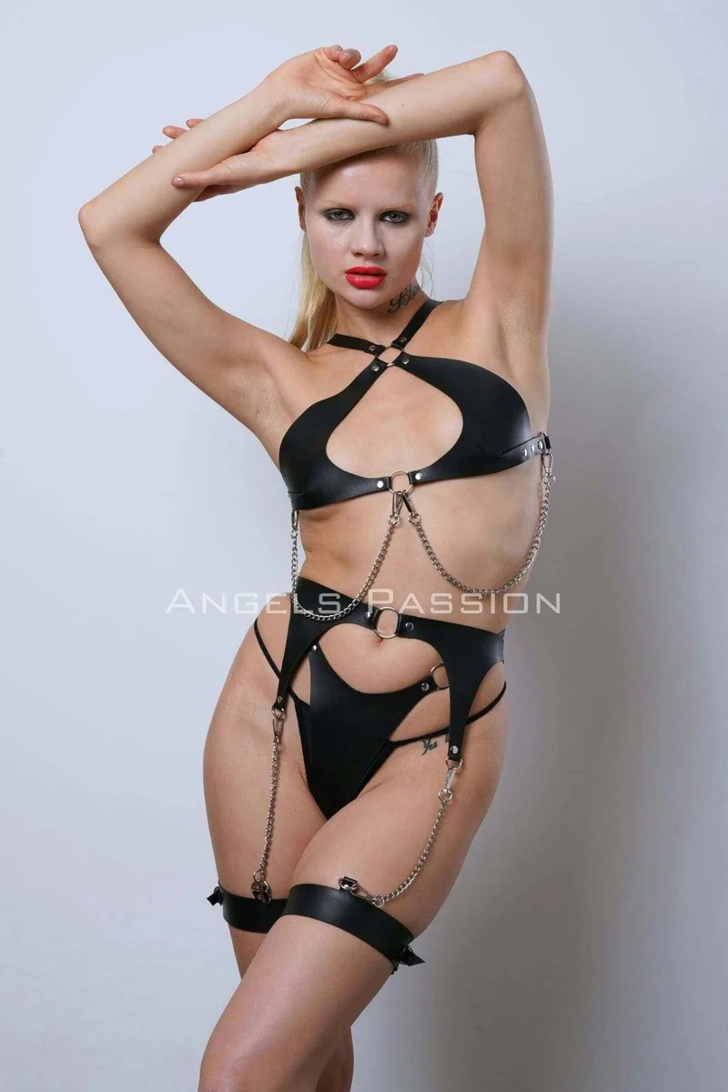 Faux leather lingerie set black with cut