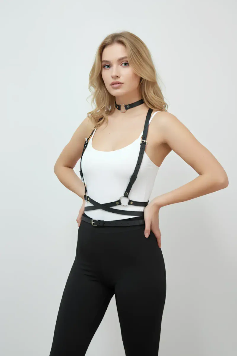 Kadınlar için siyah deri body harness ön görünüm.
