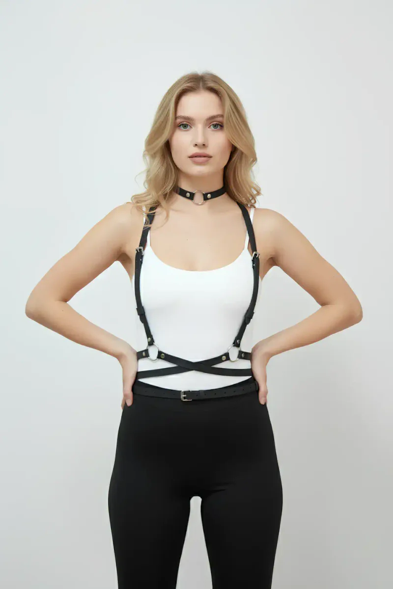 Siyah deri choker detaylı ayarlanabilir kemerli body harness ön görünüm