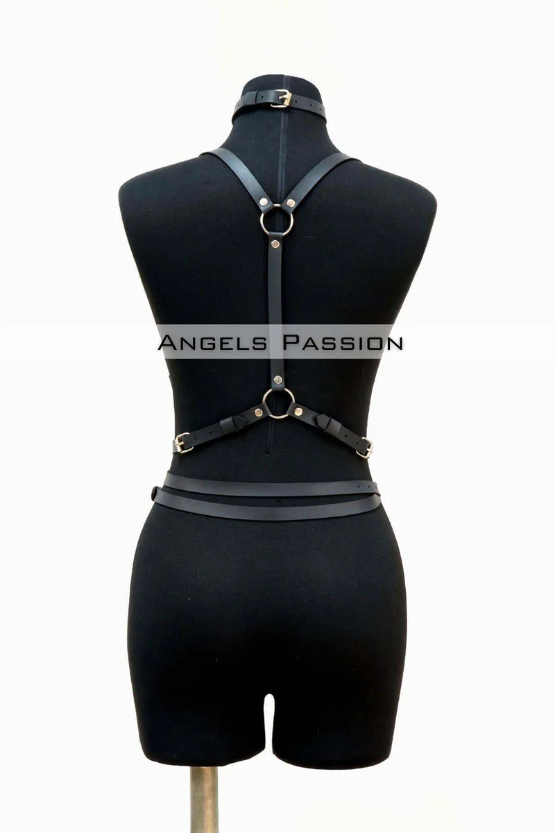 Elbise üzerine giyilmiş siyah sentetik deri body harness yaka ve bel detaylı