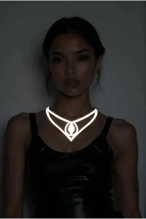 Reflective geometric choker necklace with central drop pendant on a model