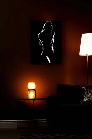 Reflektörlü Kadın Silüeti Siyah Deri Dekoratif Tablo, minimalist beyaz silüet