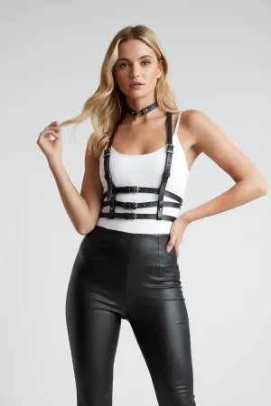 Siyah sentetik deri, ayarlanabilir bantlı, metal tokalı vücut ve boyun tasarımlı harness modeli