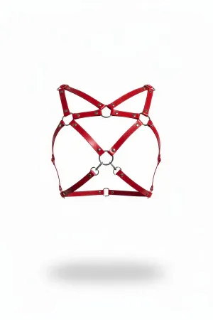 Kırmızı yapay deri çapraz bantlı vücut harnessı, ayarlanabilir metal tokalar.