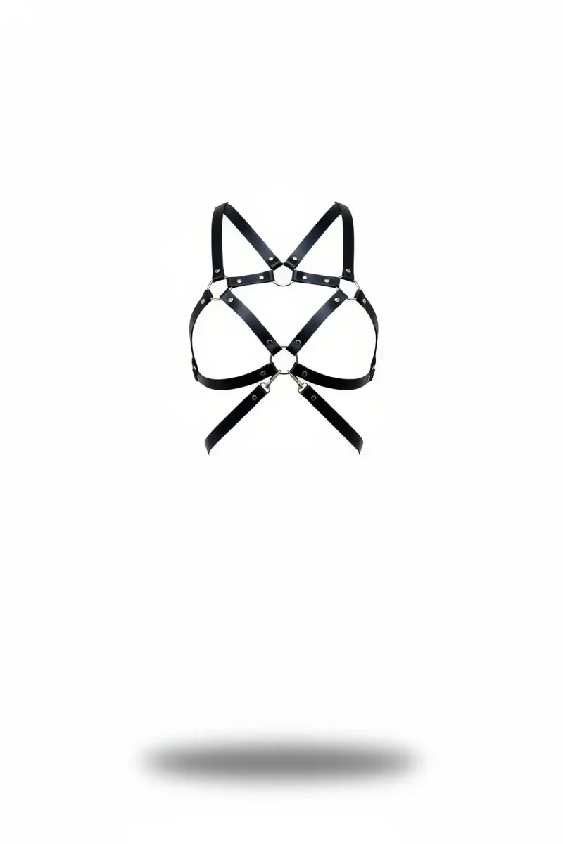 Siyah suni deri vücut harness, metal halka ve zincir detaylı, ayarlanabilir askılı