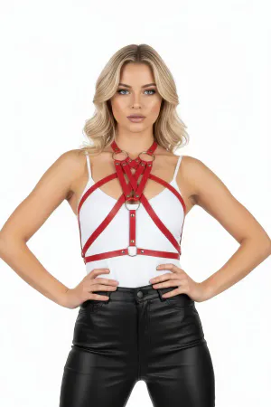Kırmızı suni deri kadın vücut harness aksesuarı, önden görünüm, ayarlanabilir kayış detayları