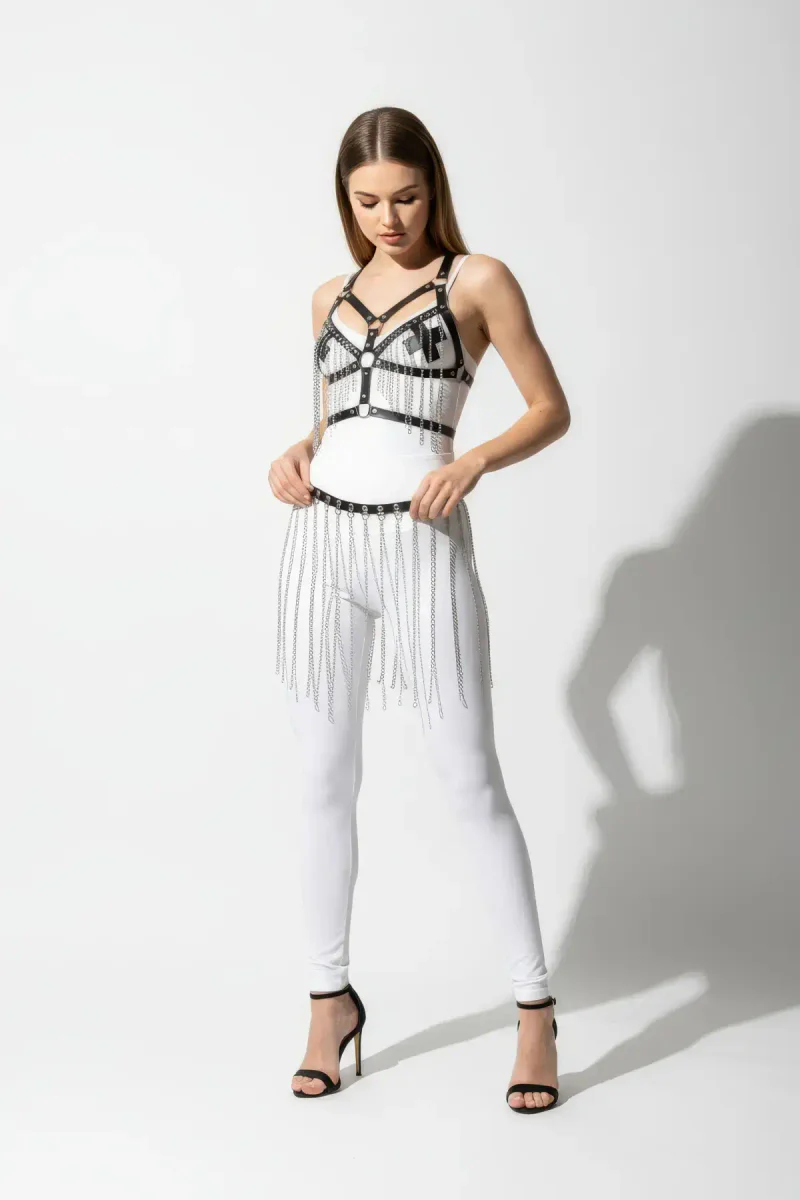 Koyu arka plan önünde siyah deri zincir vücut harness model.