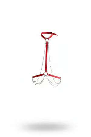 Kırmızı suni deri gövde harness aksesuarı, boyun ve göğüs çevresinde zincir detayları, ayarlanabilir tokalar.