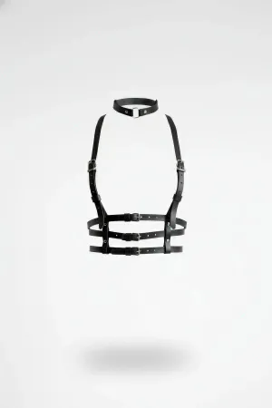 Siyah PU deri vücut harness, boyun tasmalı, üçlü göğüs bandı detaylı