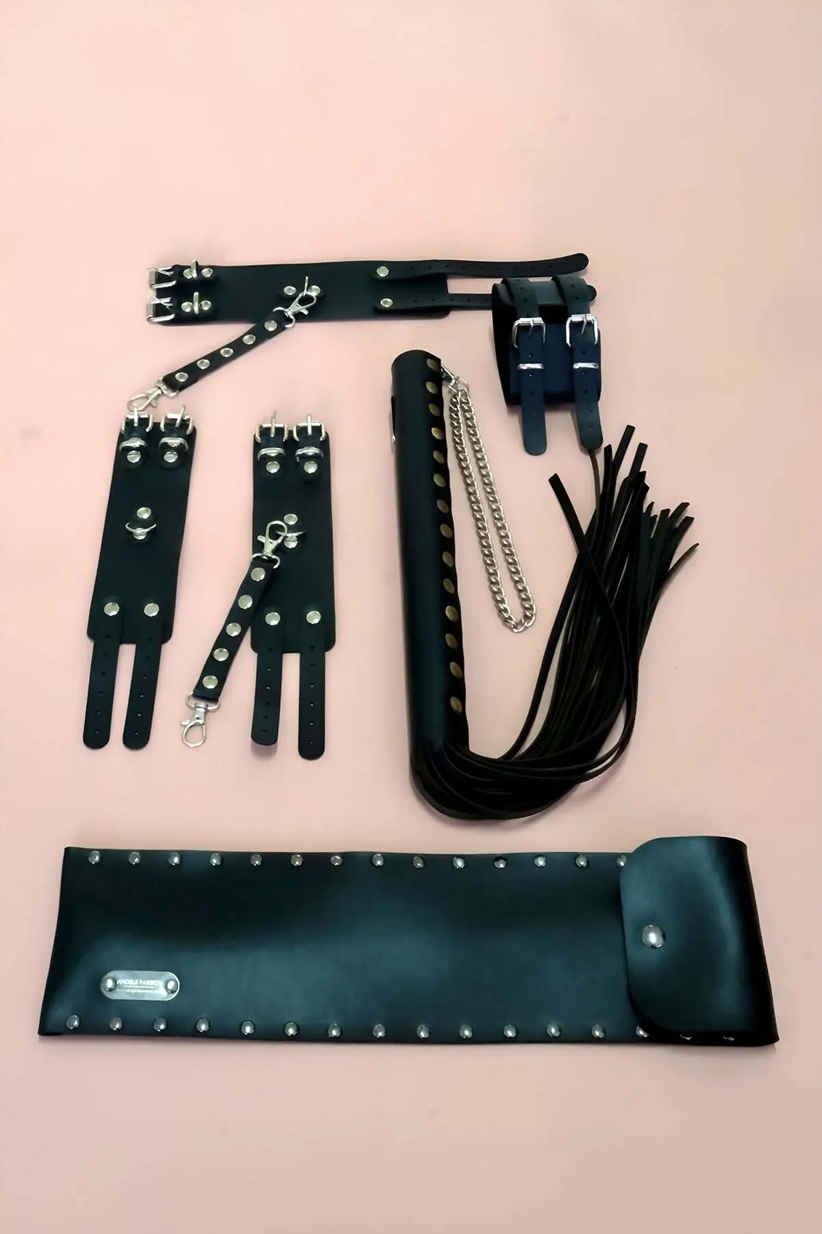 Siyah Deri Metal Zımbalı El ve Ayak Kelepçesi Kırbaç Seti SH1305