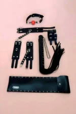 Siyah Deri Trok Detaylı Kırbaç El ve Ayak Kelepçesi Kırmızı Ağız Topu Seti SH1306