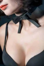 Siyah Deri Fiyonk Detaylı Choker Boyun Aksesuarı SH667