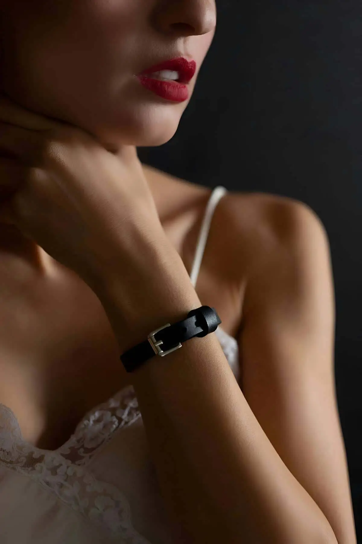 Siyah Deri Gümüş Tokalı İnce Choker Bileklik SH1092