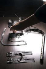 Siyah Suni Deri Zincirli Tasma Maske Kelepçe ve Kırbaç Seti SH1246 - Image 2