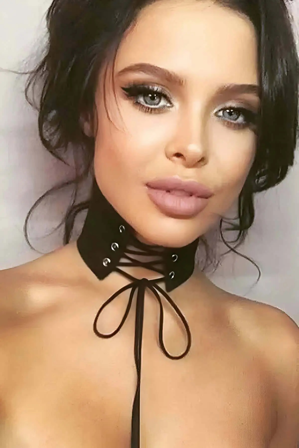 Siyah Deri Önü Bağcıklı Metal Halkalı Choker SH405