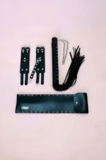 Siyah Zımbalı Deri Kelepçe ve Kırbaç Seti SH1304