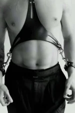 Siyah Deri Kelepçeli Erkek Harness SHM114