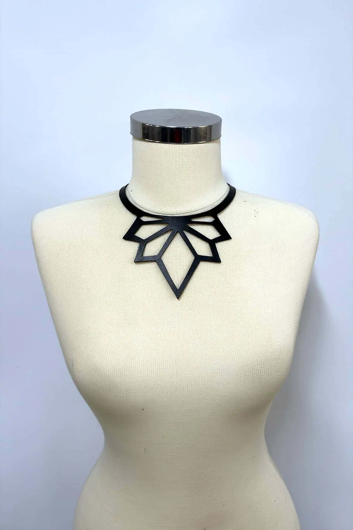 Siyah Lazer Kesim Deri Geometrik Desenli Choker Kolye SH1416