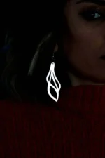 Beyaz Reflektörlü Lazer Kesim Sallantılı Küpe APBJ001 - Image 3