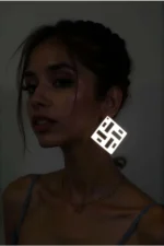 Beyaz Reflektörlü Geometrik Lazer Kesim Kare Küpe APBJ012