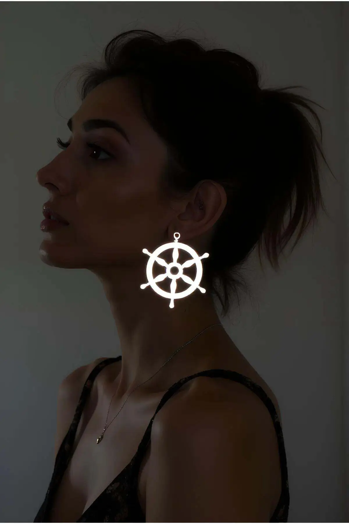 131686.webp Beyaz Reflektörlü Dümen Figürlü Lazer Kesim Küpe APBJ021 - Image 1