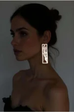 Beyaz Reflektörlü Tüy Desenli Dikdörtgen Lazer Kesim Küpe APBJ025