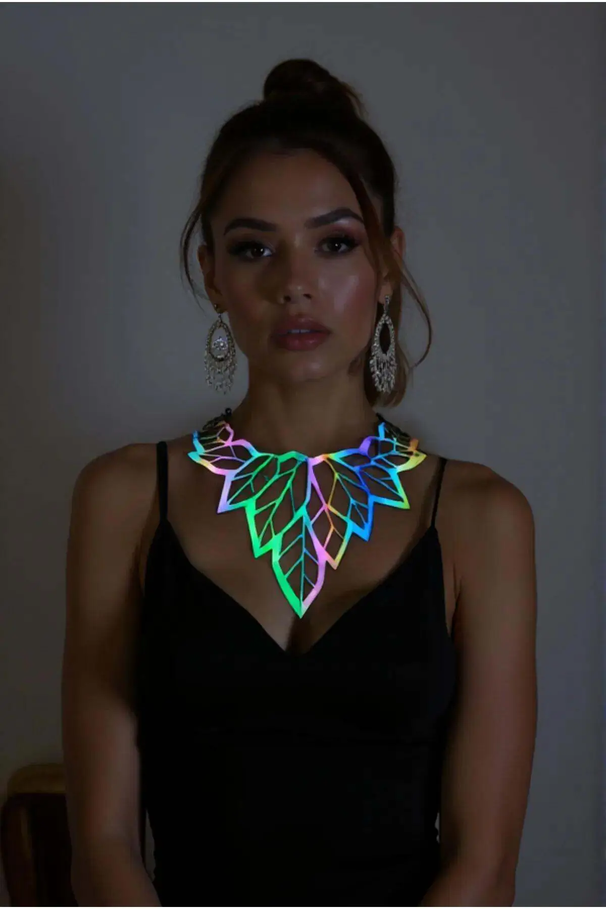 Reflektörlü Gökkuşağı Renkli Lazer Kesim Yaprak Choker Kolye SH1417