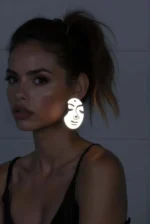 Beyaz Reflektörlü Soyut Kadın Yüzü Figürlü Lazer Kesim Küpe APBJ005