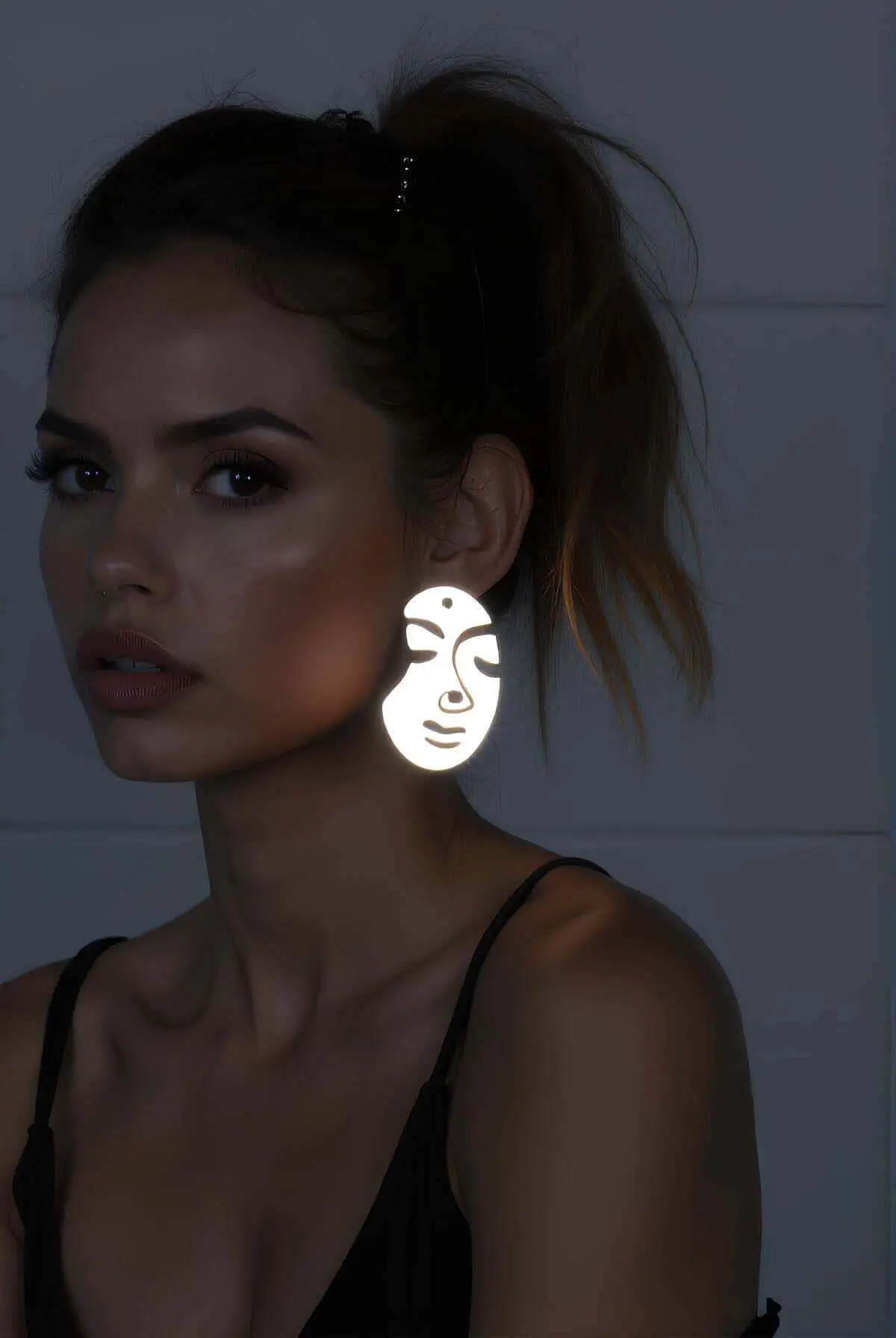 Beyaz Reflektörlü Soyut Kadın Yüzü Figürlü Lazer Kesim Küpe APBJ005