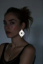 Beyaz Reflektörlü Lazer Kesim Motifli Sallantılı Küpe APBJ008