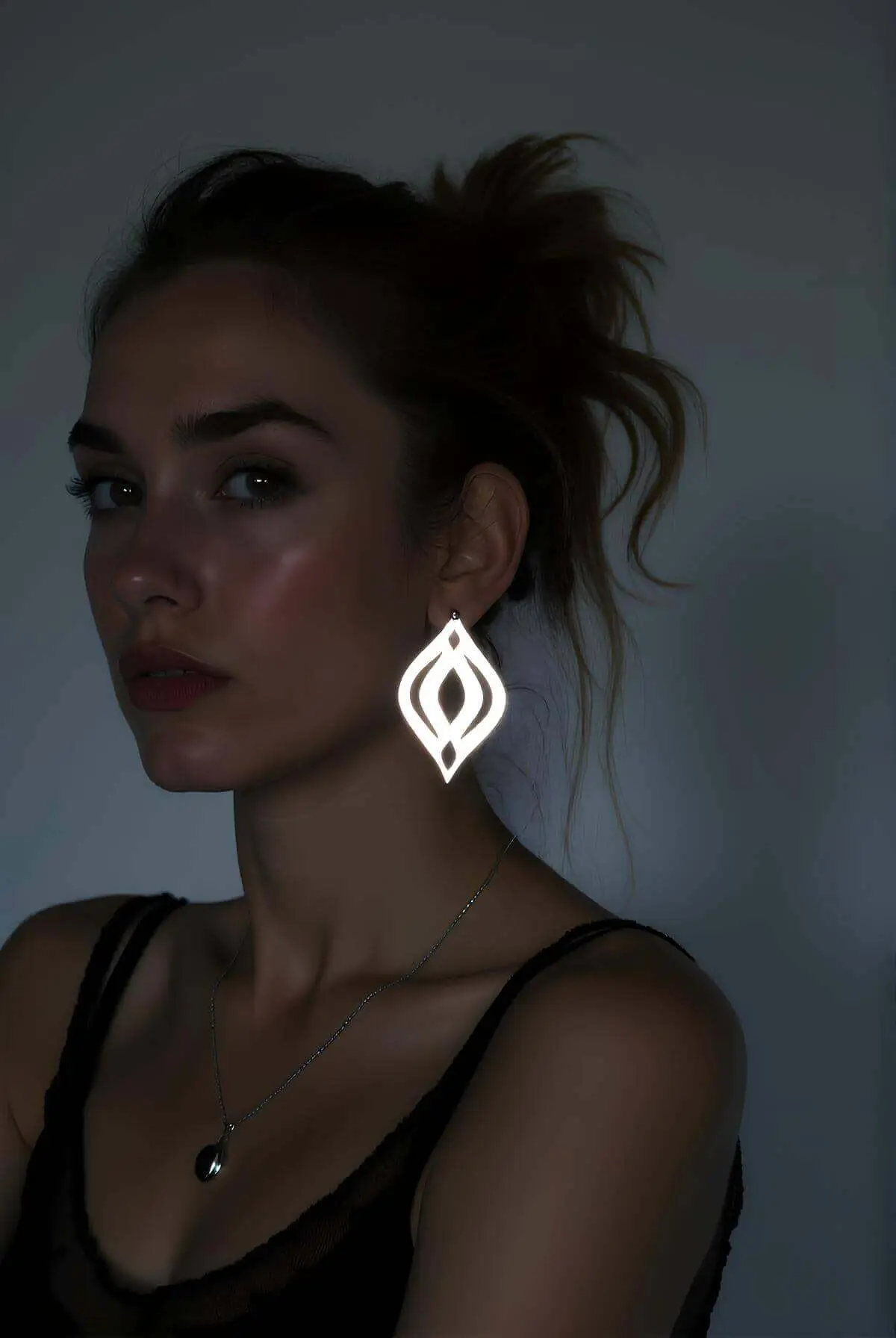 Beyaz Reflektörlü Lazer Kesim Motifli Sallantılı Küpe APBJ008