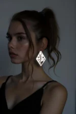 Beyaz Reflektörlü Geometrik Lazer Kesim Küpe APBJ009