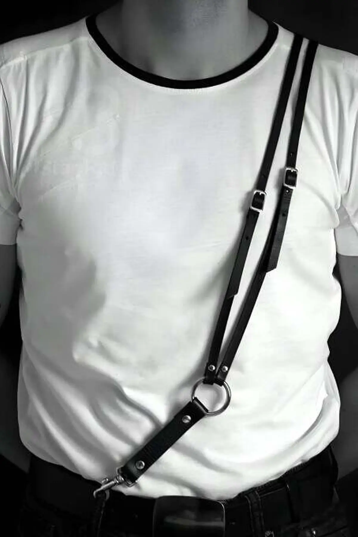 Siyah Deri Halka ve Kanca Detaylı Tek Omuz Erkek Harness SHM98